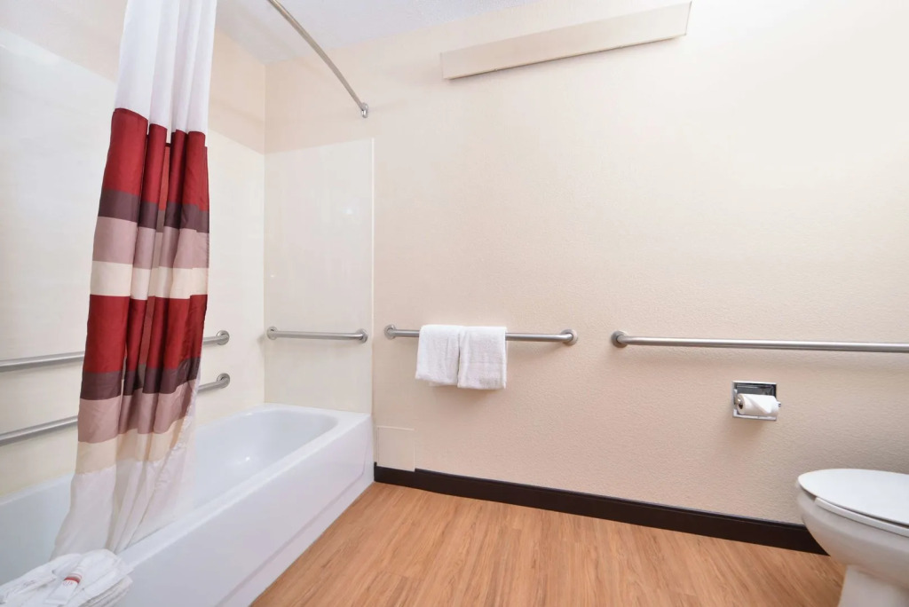 Super 8 by Wyndham Deerfield - Northbrook