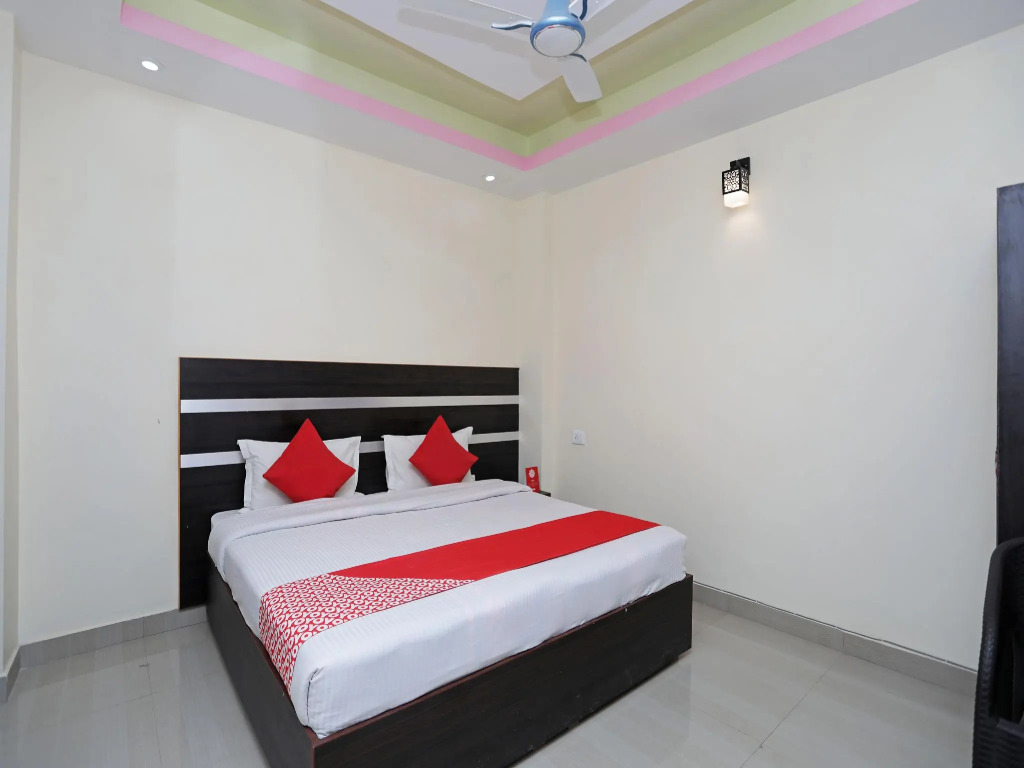 OYO 13796 Stay Inn