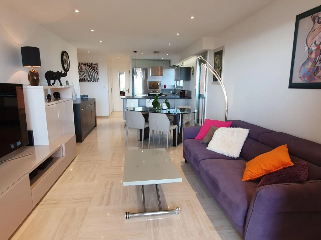 Classy Apartment in Nice with pool and private parking place