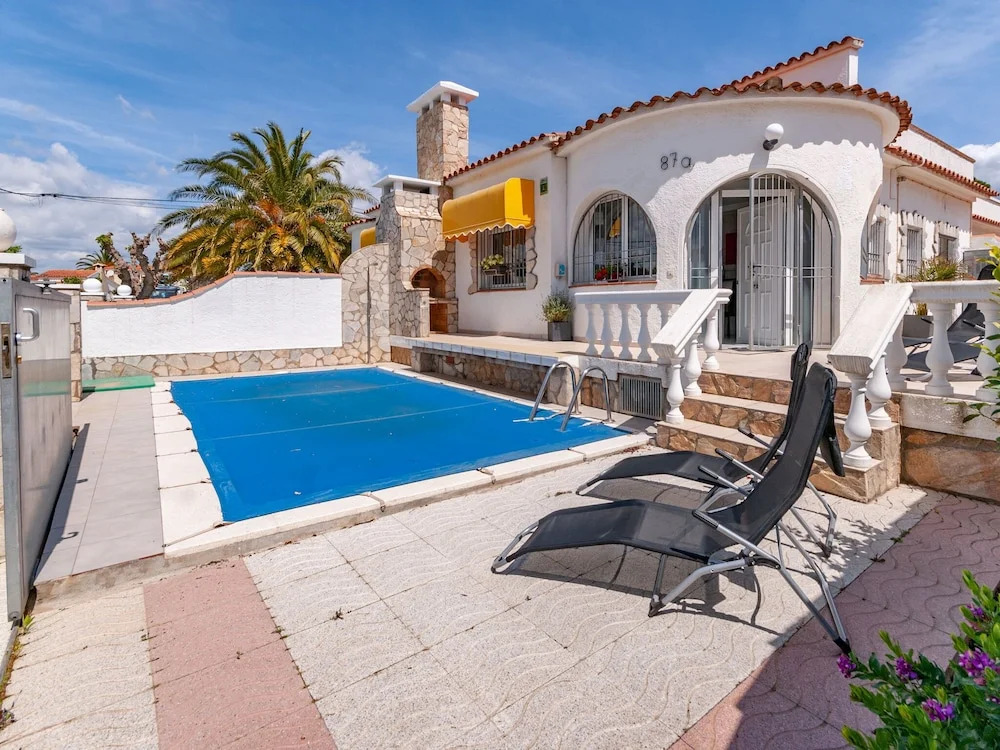 Beautiful Holiday Home for 4 With Private Swimming Pool