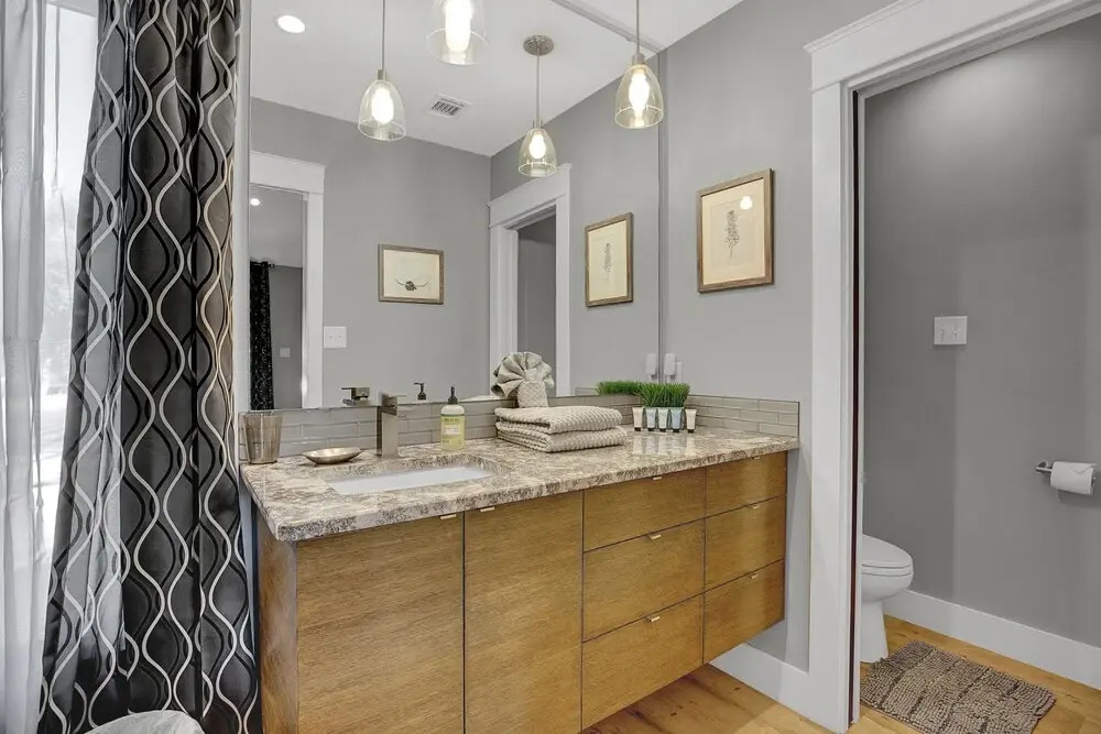 New! Luxury Home 1blk From Main St W/hot-tub&grill