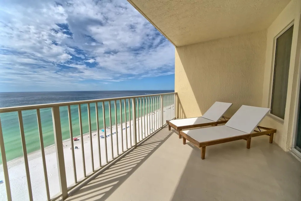 Spectacular Gulf front Condo with Beach and Picnic Area Access - Unit 1406 by RedAwning