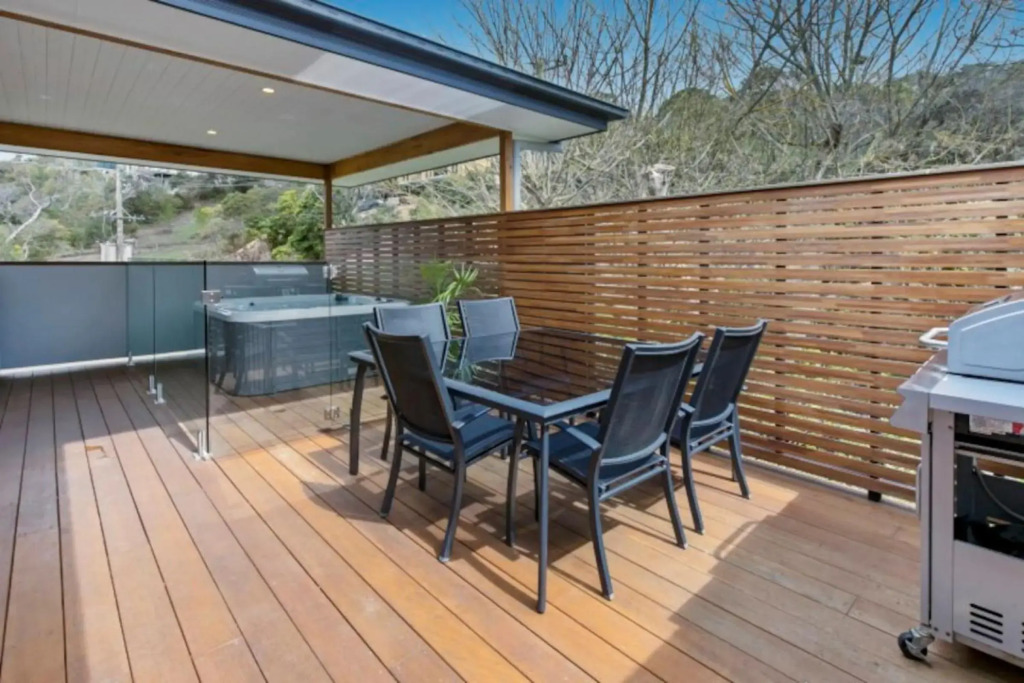 HALE KUPA Rye Beach House Spa Table Tennis