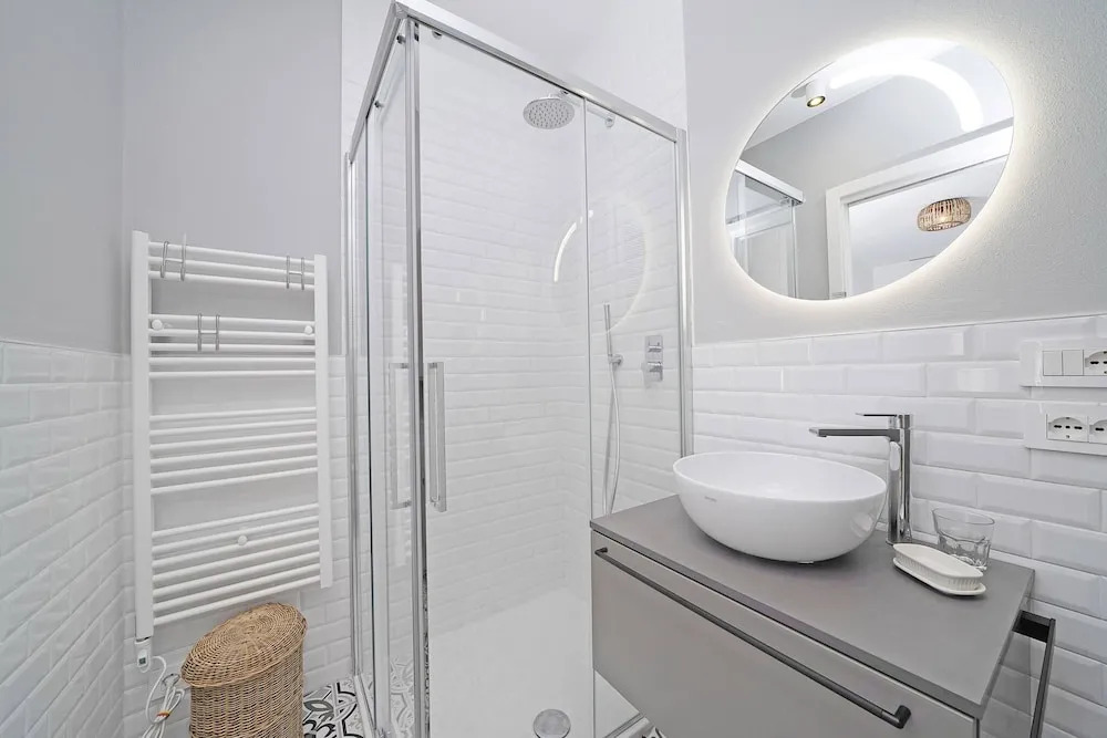 Lagolux in Sirmione With 2 Bedrooms and 2 Bathrooms