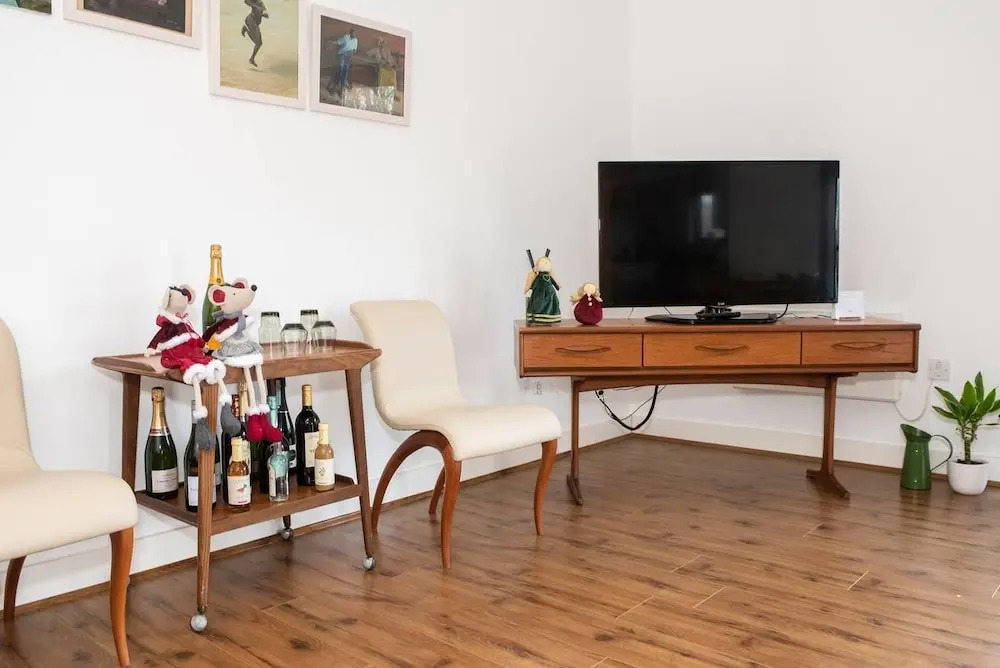 Stylish And Artistic Open Plan Flat In Wdidsbury