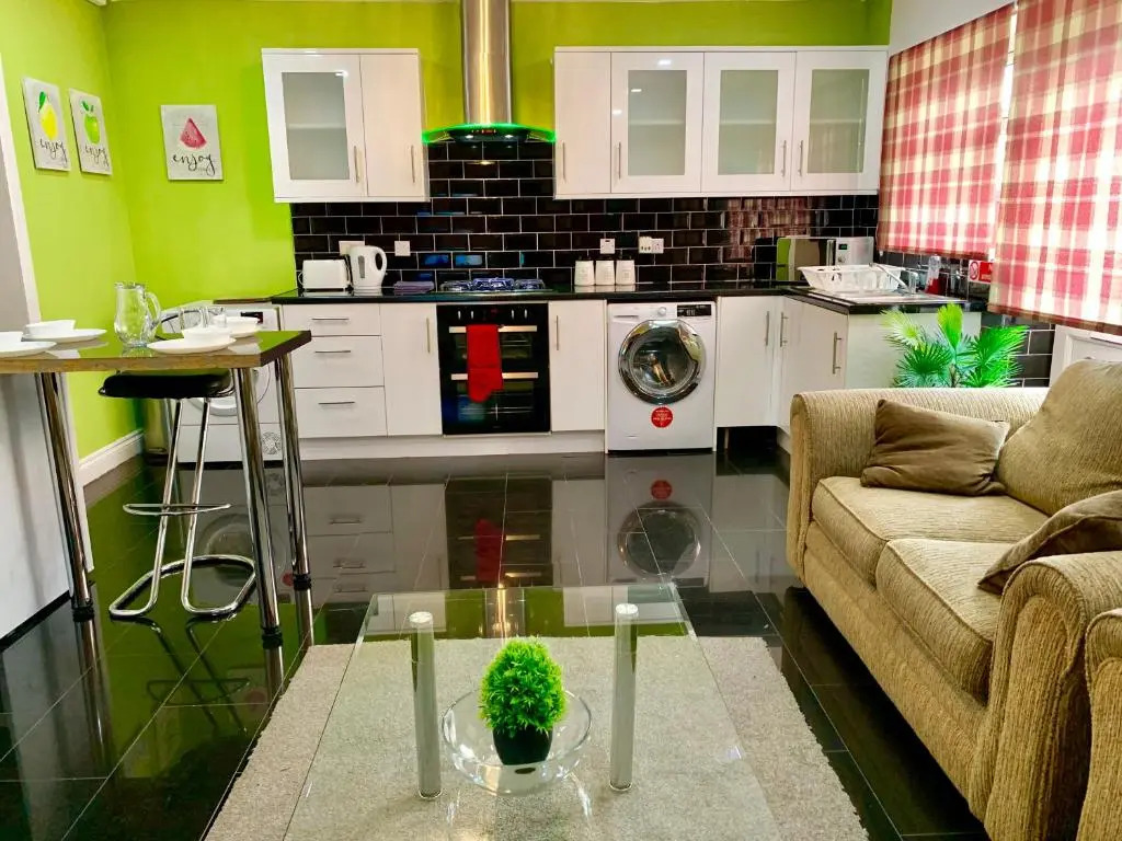 4 Bedrooms, 3 Baths, Full Kitchen and Lounge, Garden, Free Parking