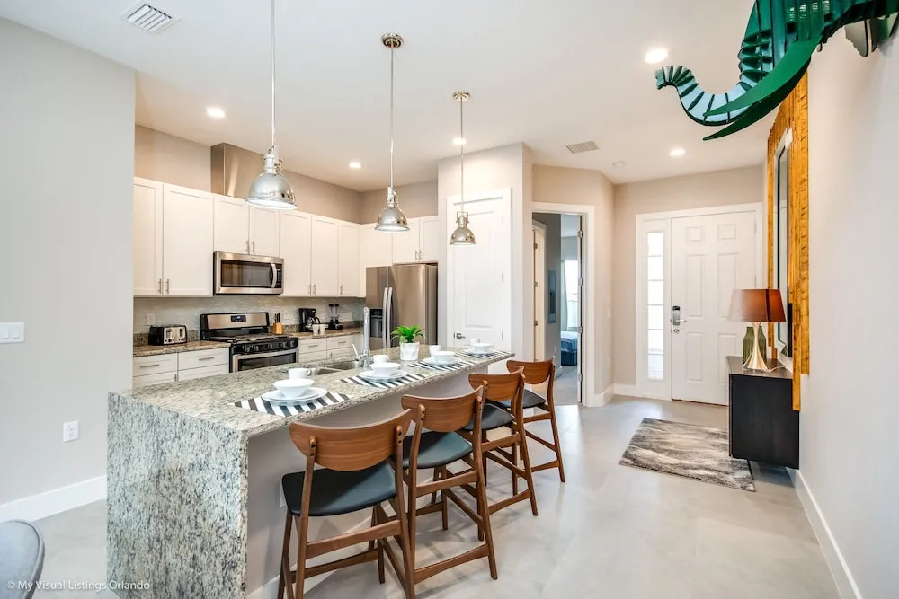 Upscale Townhome W/pool Access! 5 mi. to Disney!