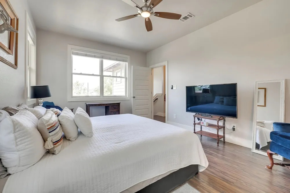 Modern Home < 1 Mi to Dwtn San Antonio & Riverwalk