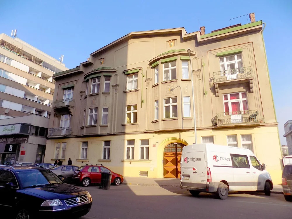 Happy Apartments for Friends