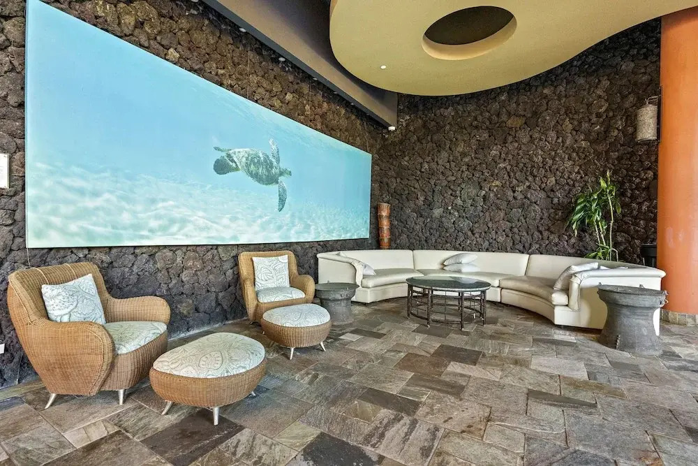 Mana Kai 304 - Renovated Oceanfront 2br/2ba Condo, Split AC, Beach Access, Views