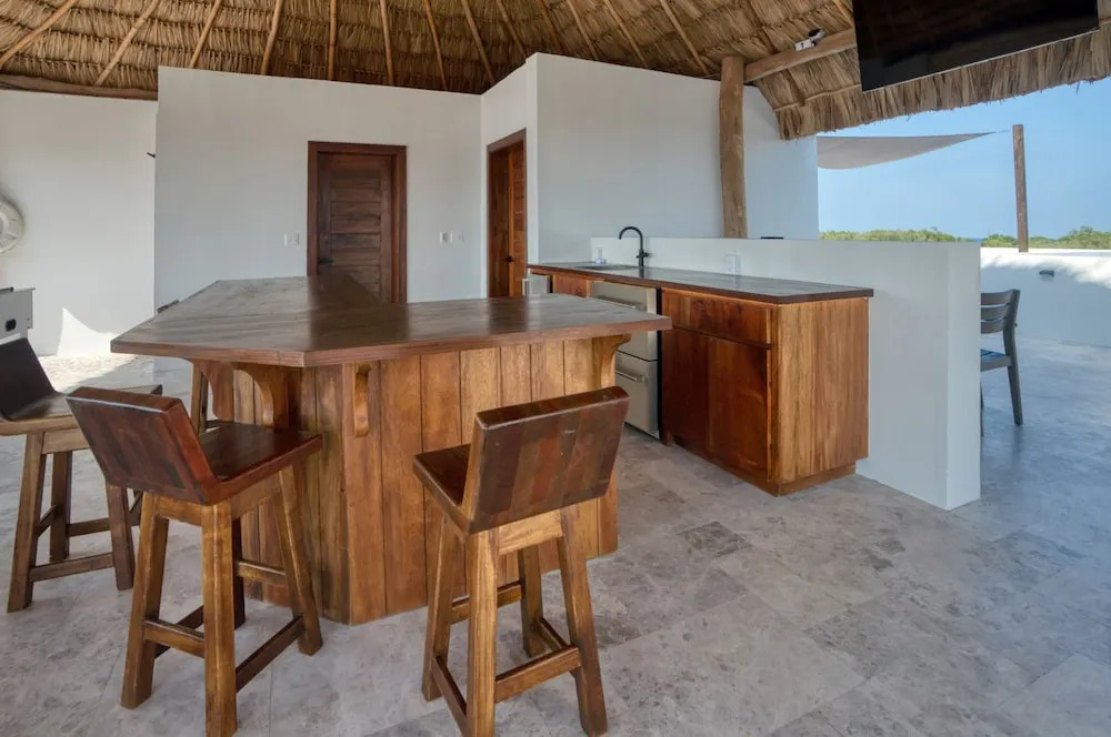 Island Breeze Villa - 5 Bedroom Private Island Villa w Pool