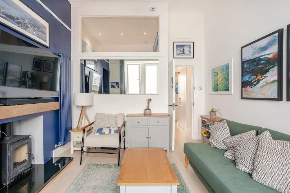 Warm, Upgraded Top-floor Flat in Finnieston