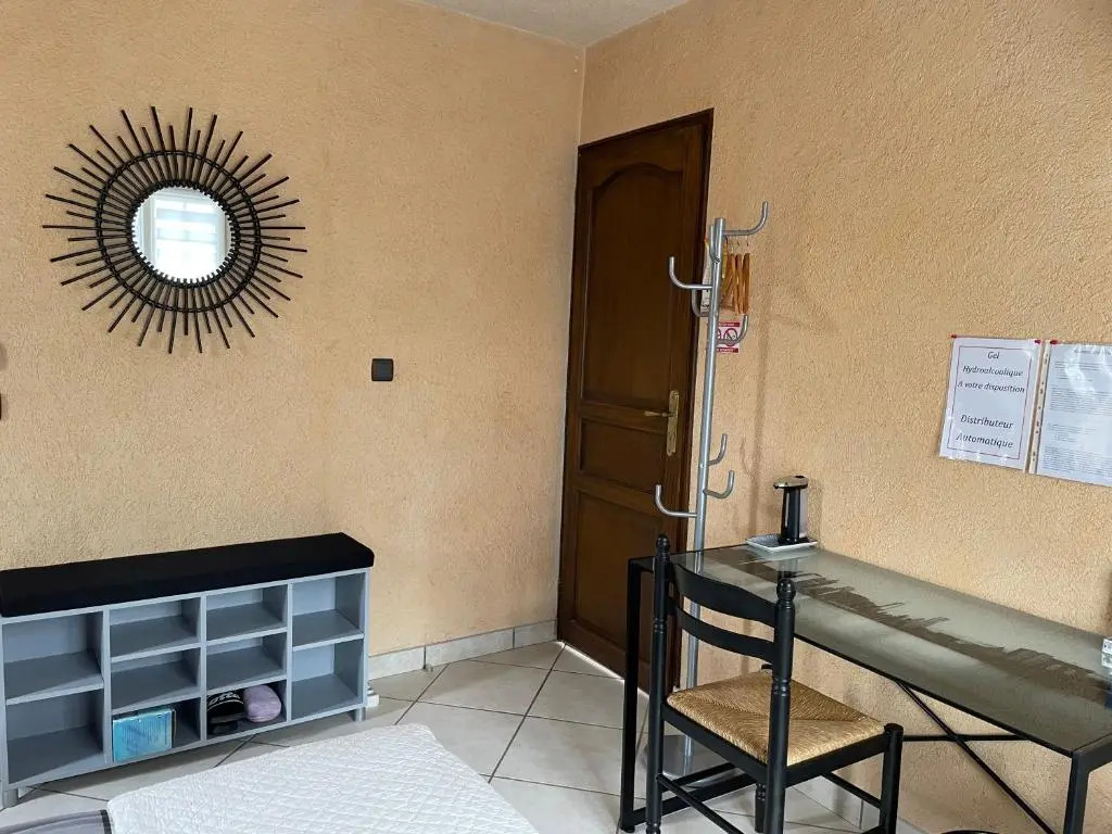 Studio Independant Chez L'habitant (Adults Only)