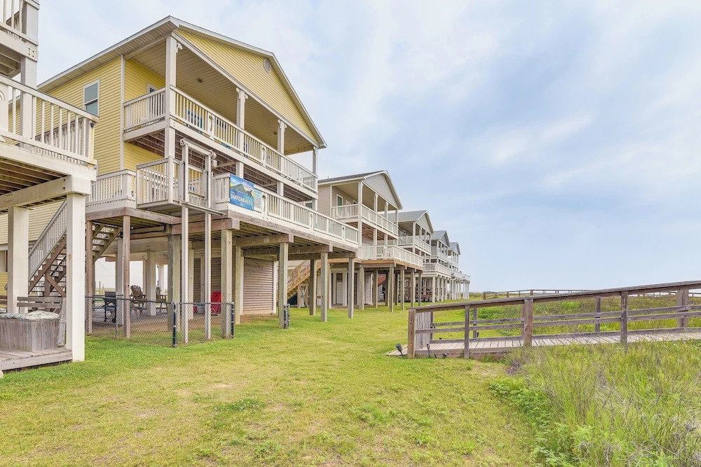 2 Decks, Patio & Views: Beachfront Texas Retreat
