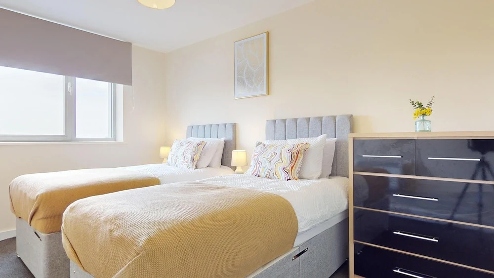 Basildon - 2 Bed Flat - Sleeps 5 - Near Station