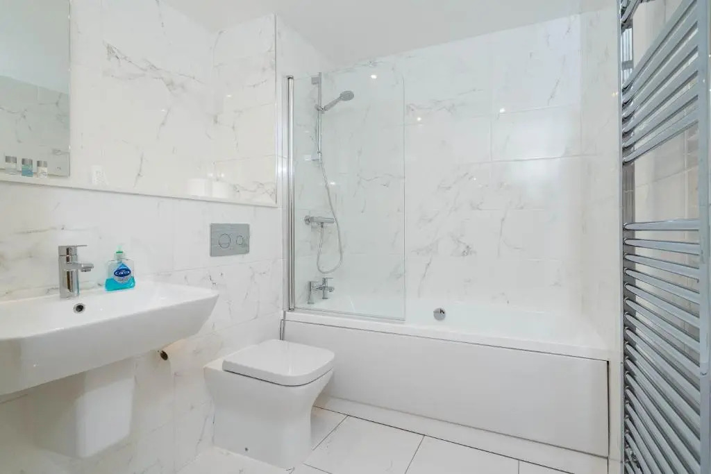 MAEVELA Apartments - Luxury Broad St Apartment - 2 Bed, 2 Bath - City Centre/Cube/Mailbox - WITH UNDERGROUND PARKING ✓- L Shape Sofa, Large 50 inch Smart TV with FREE NETFLIX & WIFI
