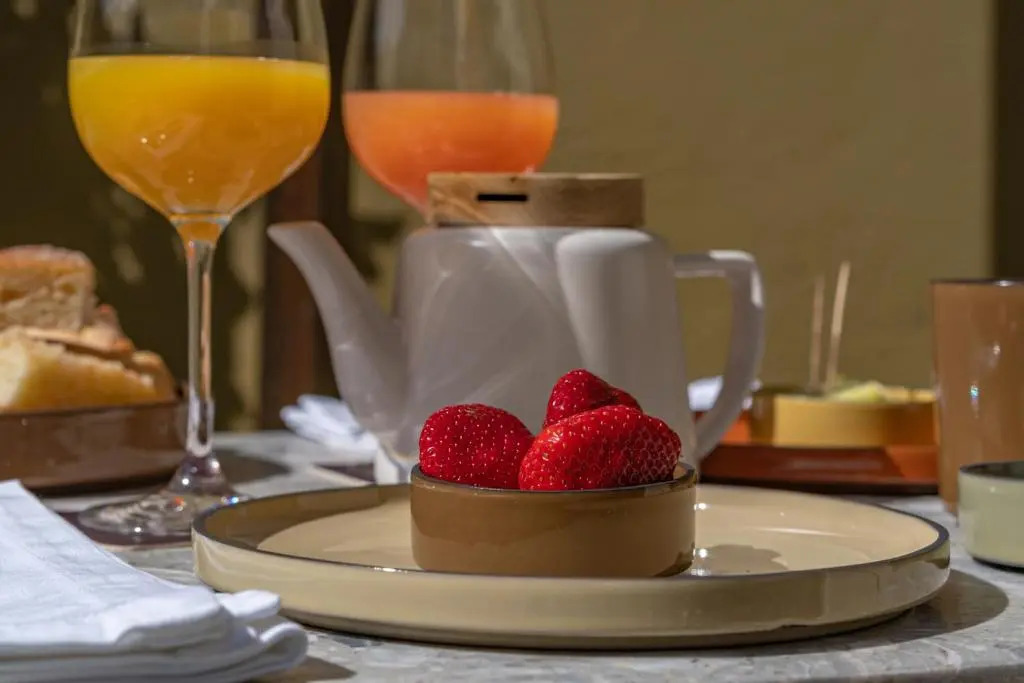 MARCELLE EN CAMARGUE - intra muros - piscine et jardin - petit déjeuner compris
