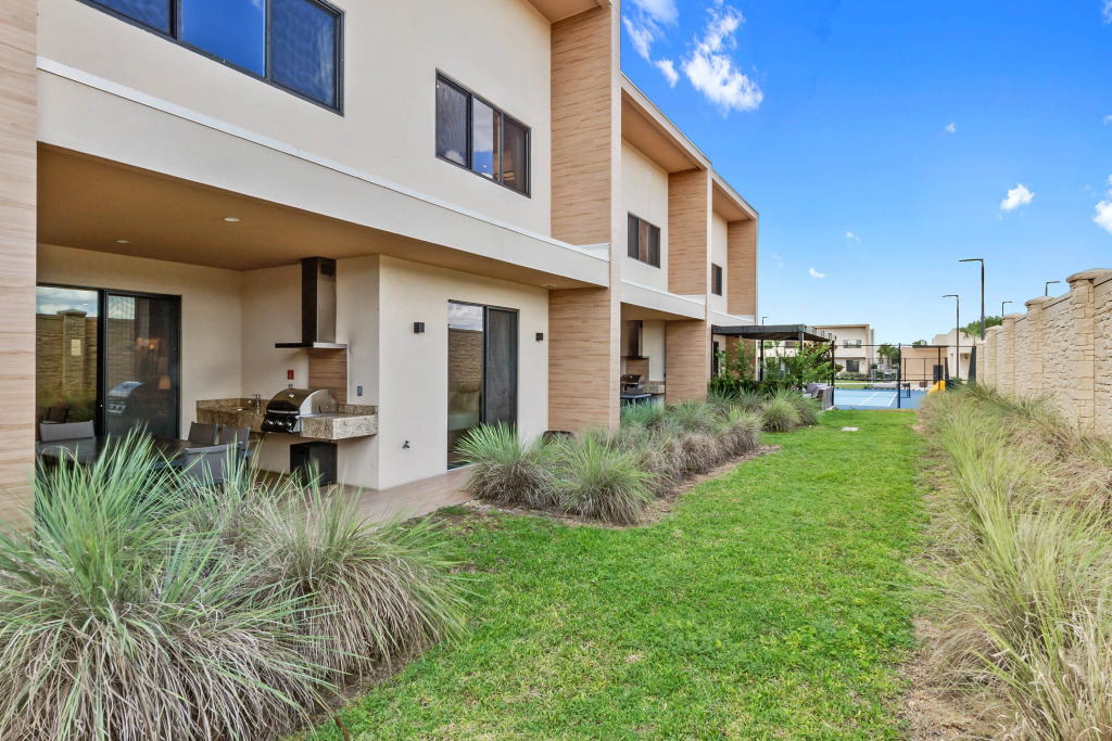 4 Bedrooms 45 Bathrooms Magic Village 7575 Bd