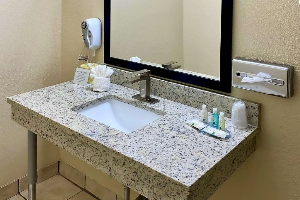 Quality Inn & Suites Airport