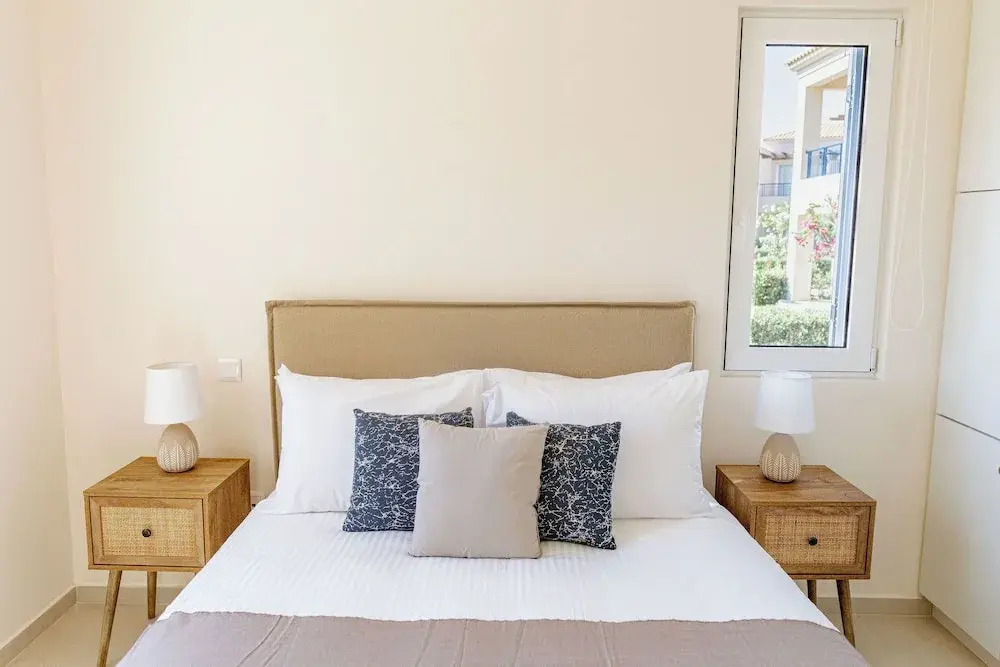 Phaedrus Living: Seaside Thalassa Cretan 102