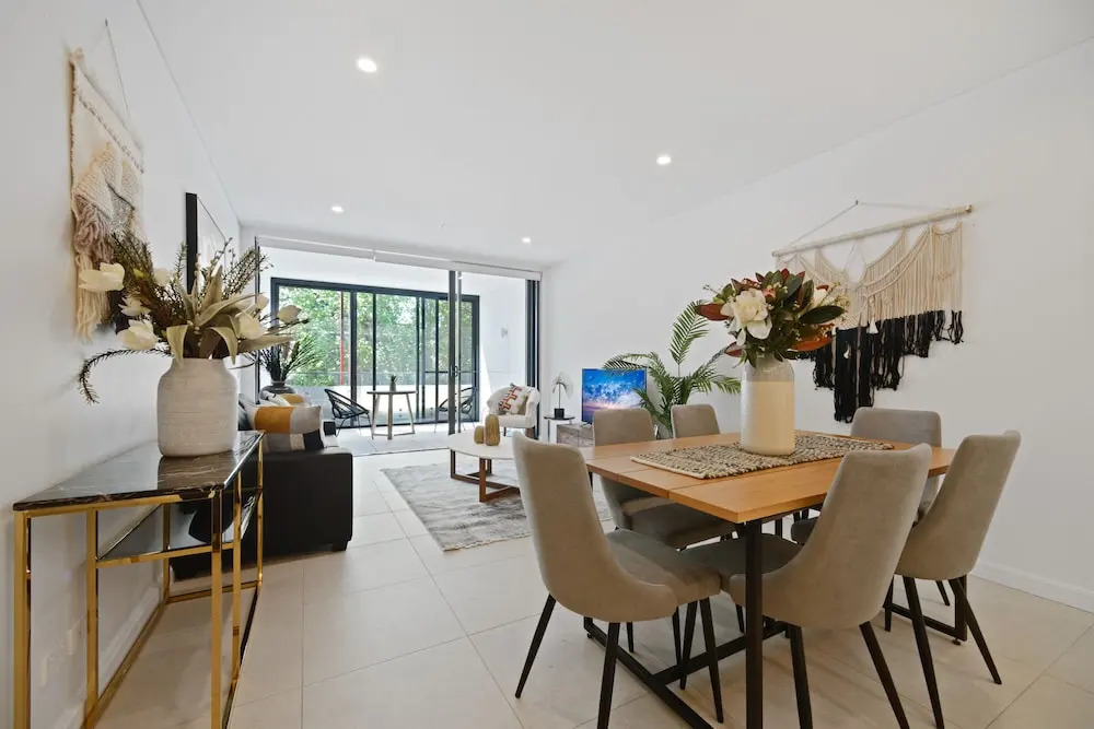 HomeHotel-New & Walking to Shopping, Super Clean