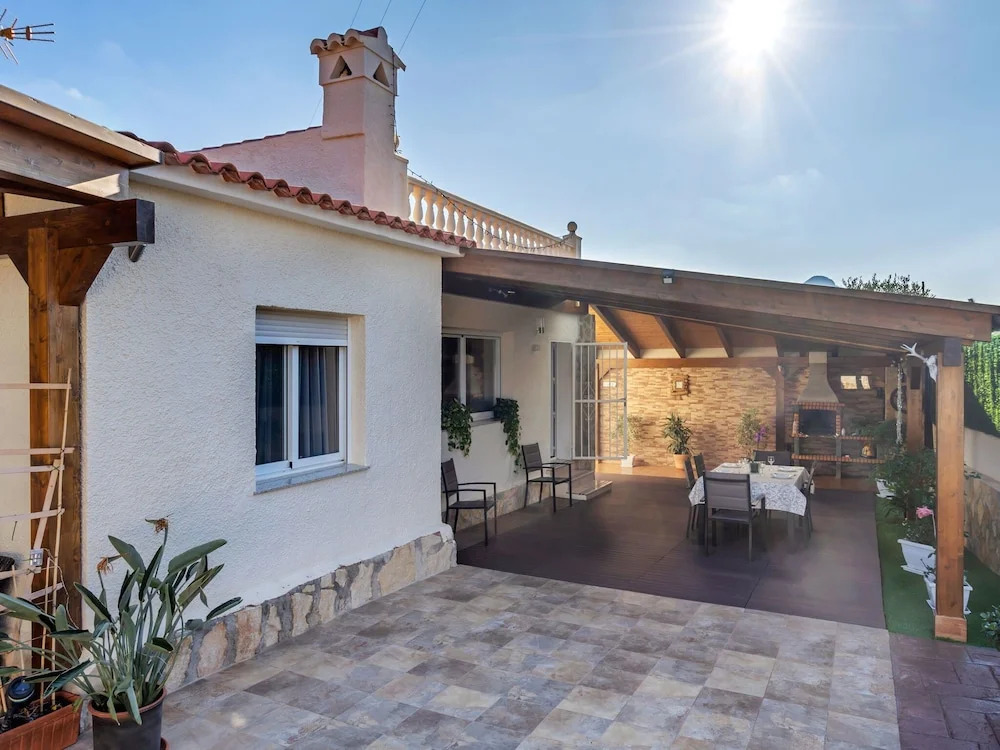 Inviting Mansion in Calpe with Hot Tub
