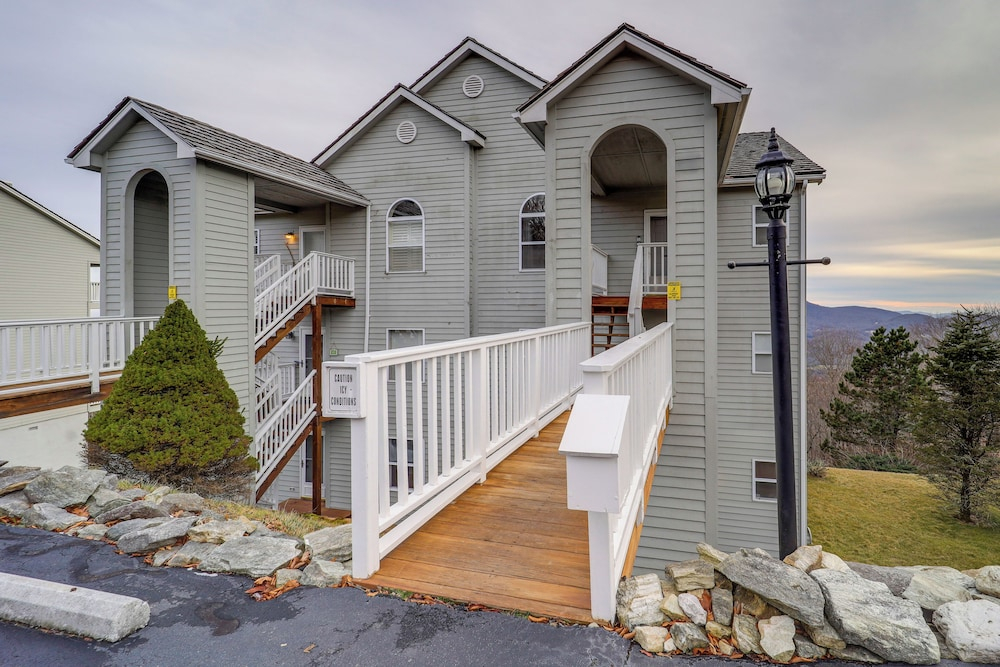 Cozy Condo w/ Balcony & Views in Beech Mountain!