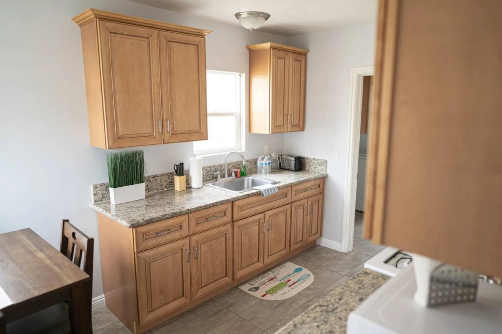 QUAINT 1-BEDROOM BUNGALOW HOME IN GLENDALE  (p5)