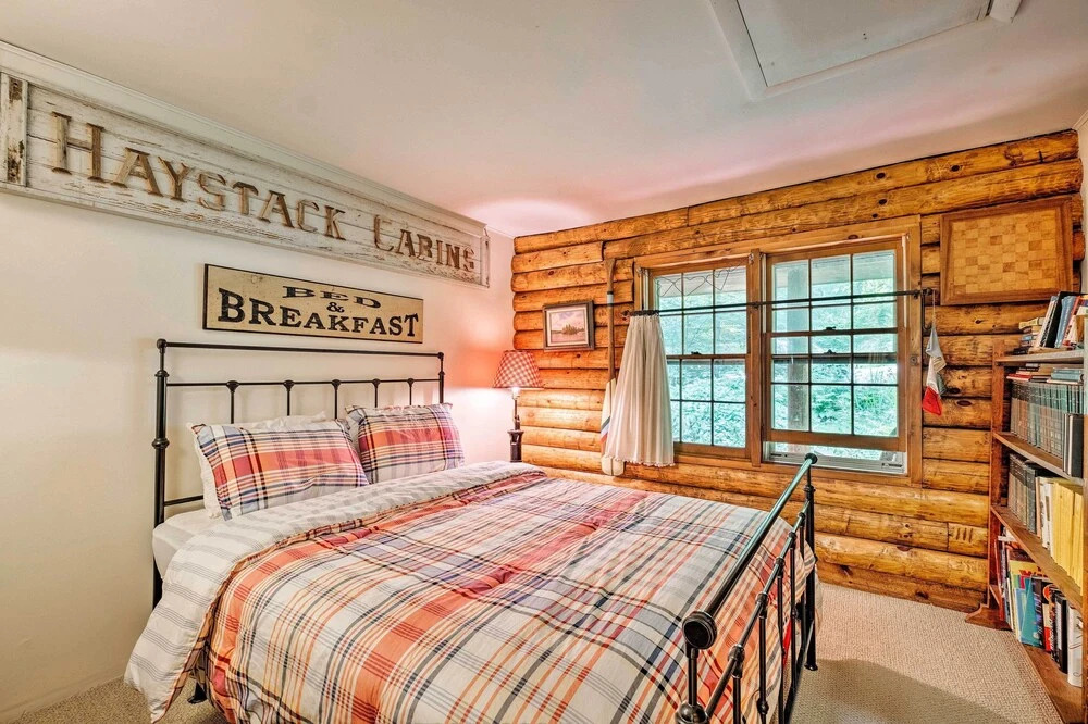 Private Wooded Cabin: 7 Mi to Mount Snow!