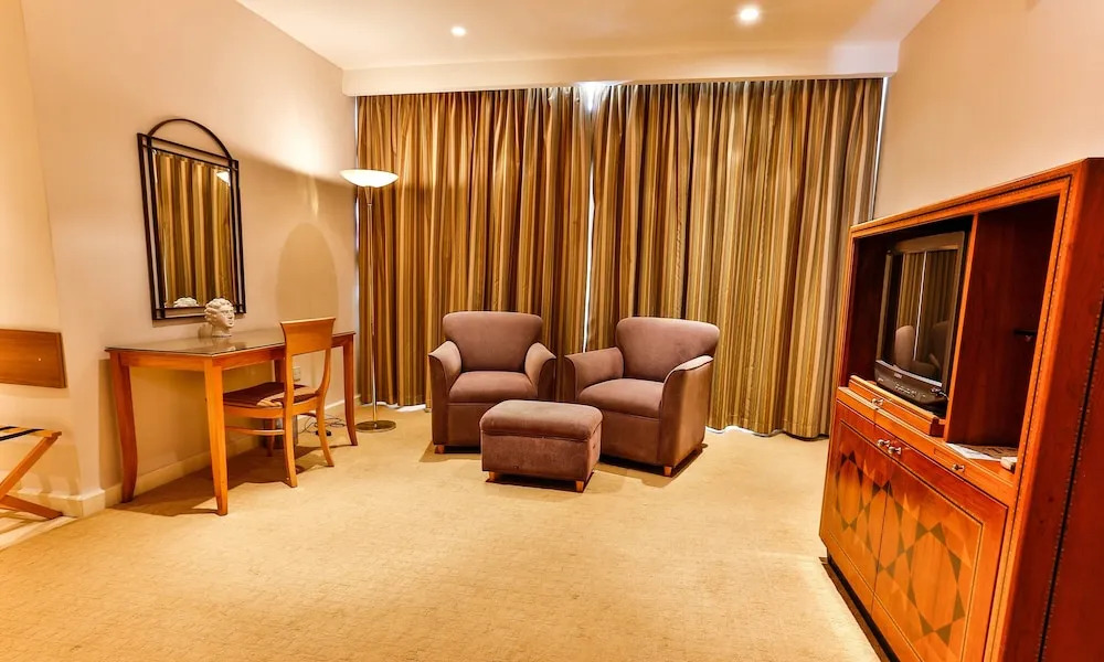 Saltus Hotel