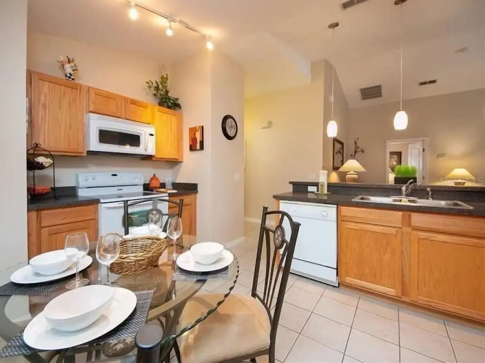 Westerly facing private pool and spa home over looking nature conservation area - 520