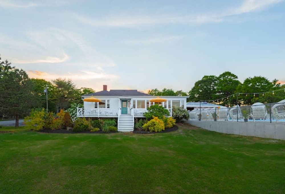 Rye Motor Inn - Oceanfront, Walk to Beach