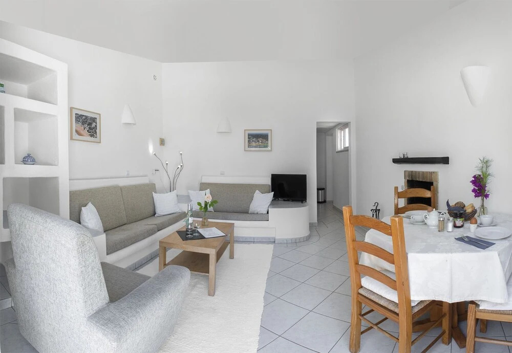1 Bed Flat - Sleeps 2 - Pool - Parking - Wifi
