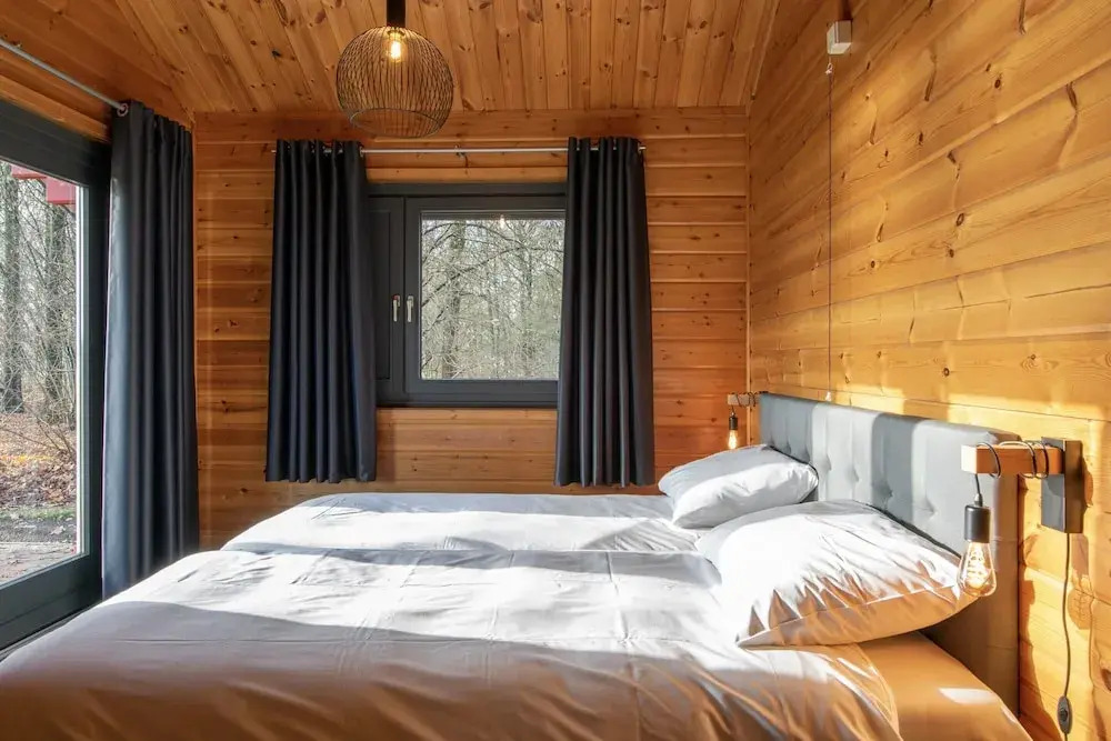 Lodge by the Lake in Arcen's Tranquil Nature