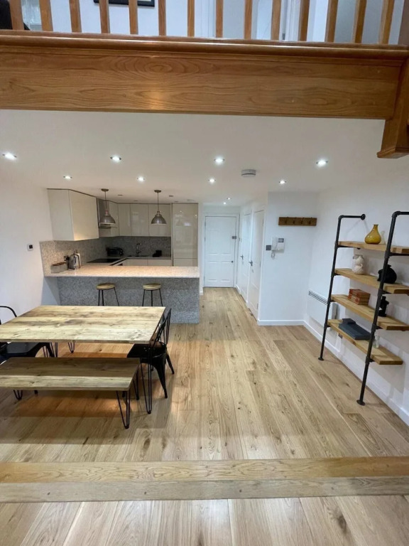 Stunning 3BD Maisonette W/balcony - Old Street!