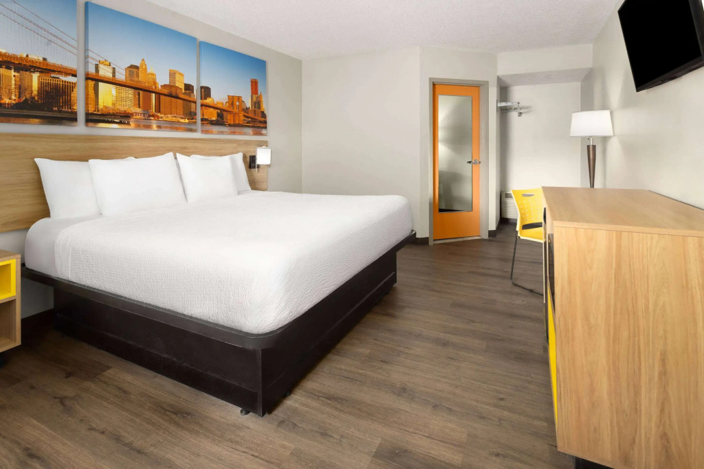Days Inn & Suites by Wyndham Albany