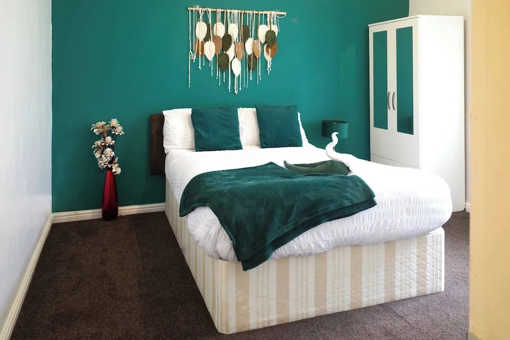 Elegant 5-bedroom Home- Fast Wifi, Free Parking & Netflix
