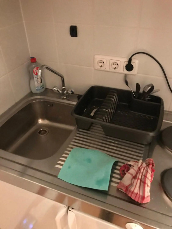 Live easy with balcony,Netflix, quiet, close to Football stadium, direct train connection, Espresso maker
