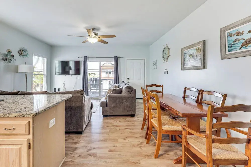 Carolina Beach Condo With Deck: Steps to Shore!