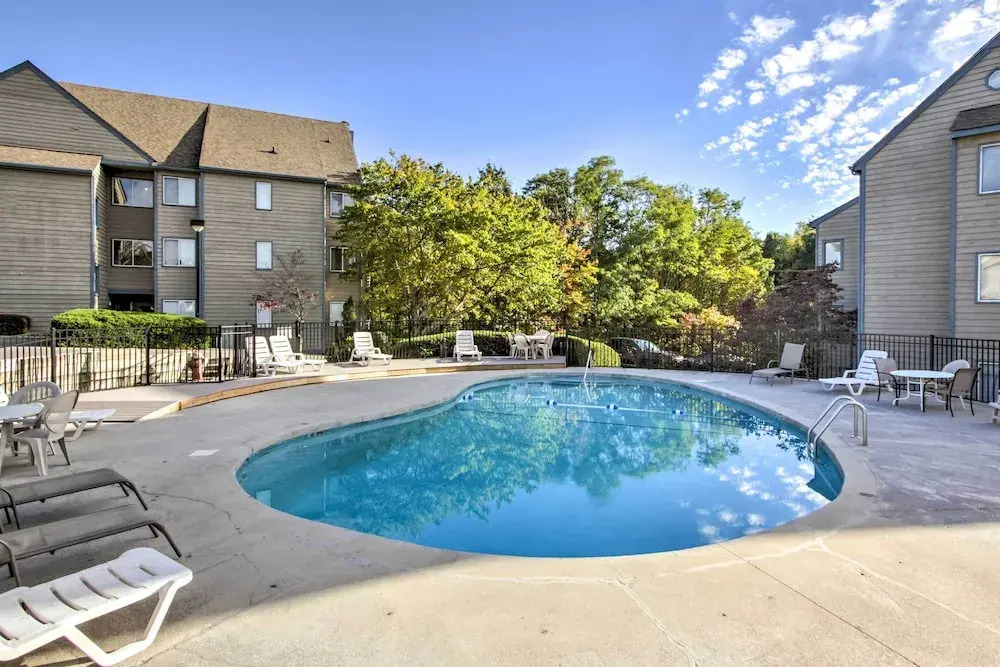 Indoor & Outdoor Pool Access! Condo 3 Mi to Gsmnp
