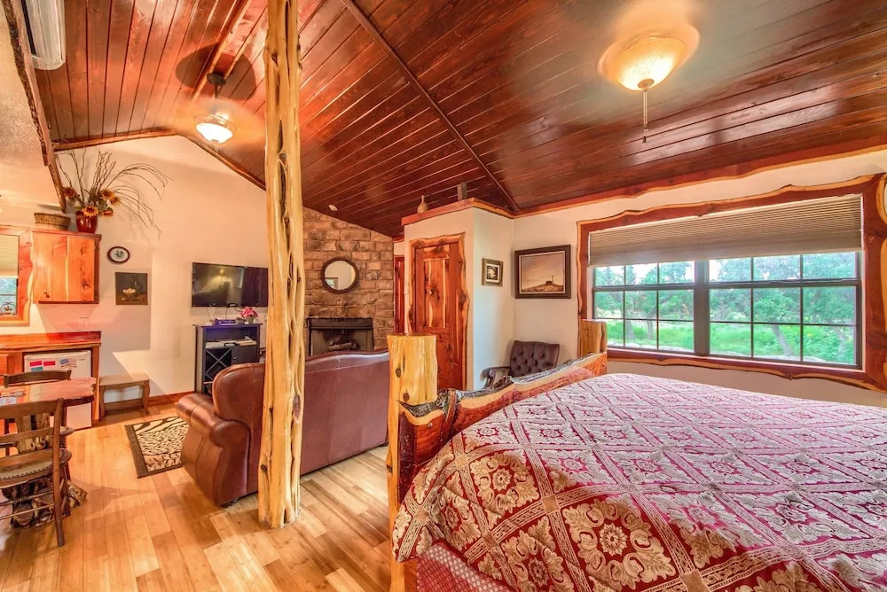 Cedar Bliss Studio Bedroom Cabin by Redawning