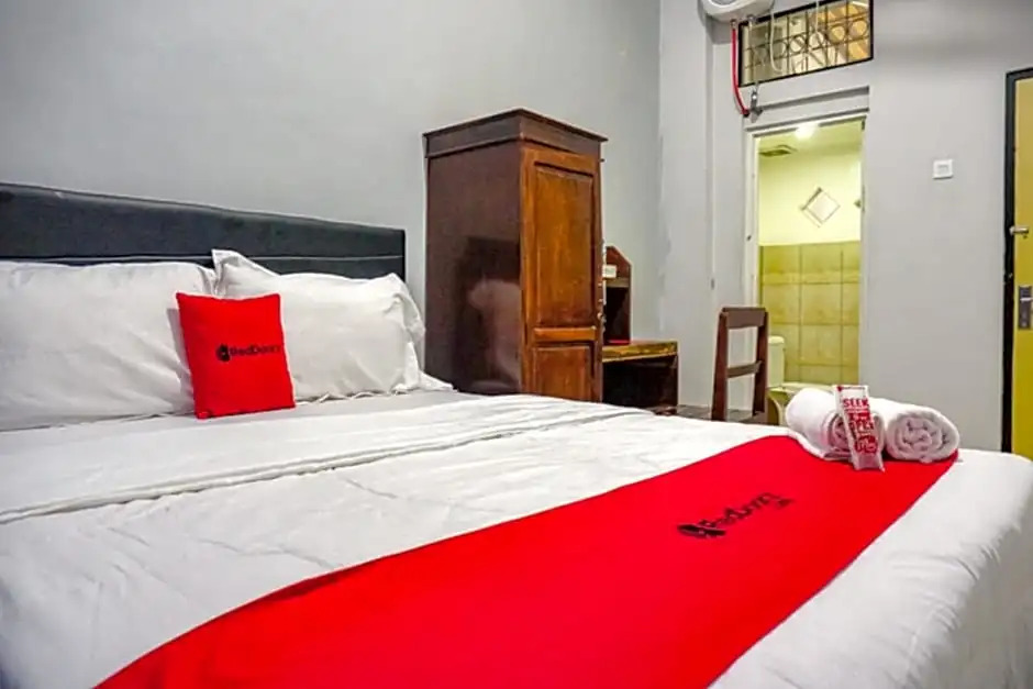 RedDoorz near Penimbangan Beach Singaraja