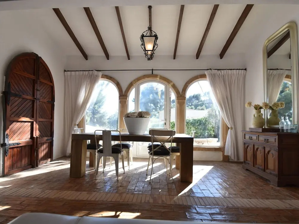 Spanish Villa with Spacious Terrace & Pool near Beach