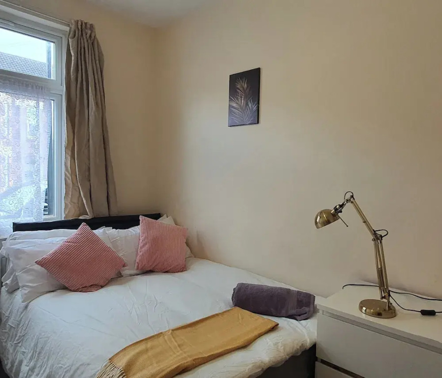 Room in Guest Room - Comfortable Size Room in Coventry