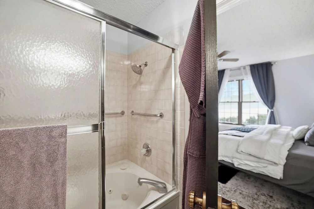 Holiday Island Escape w/ Panoramic Lake Views
