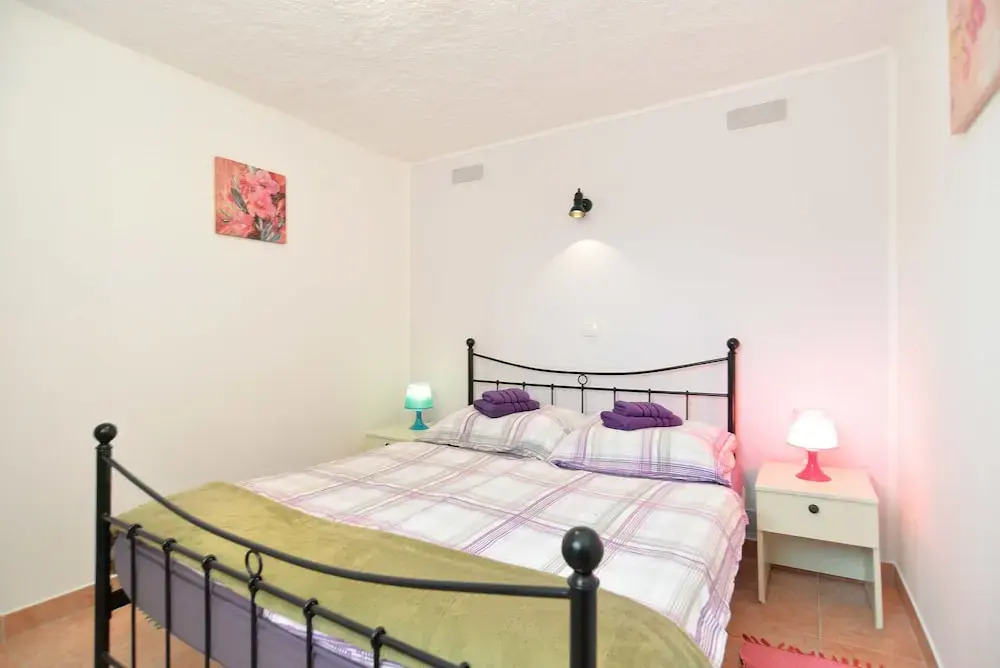Apartment 669