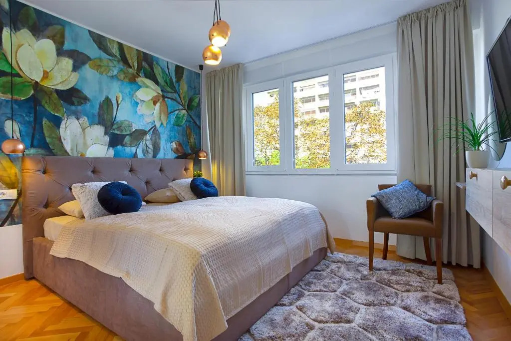 Deluxe City Center Blue Apartment