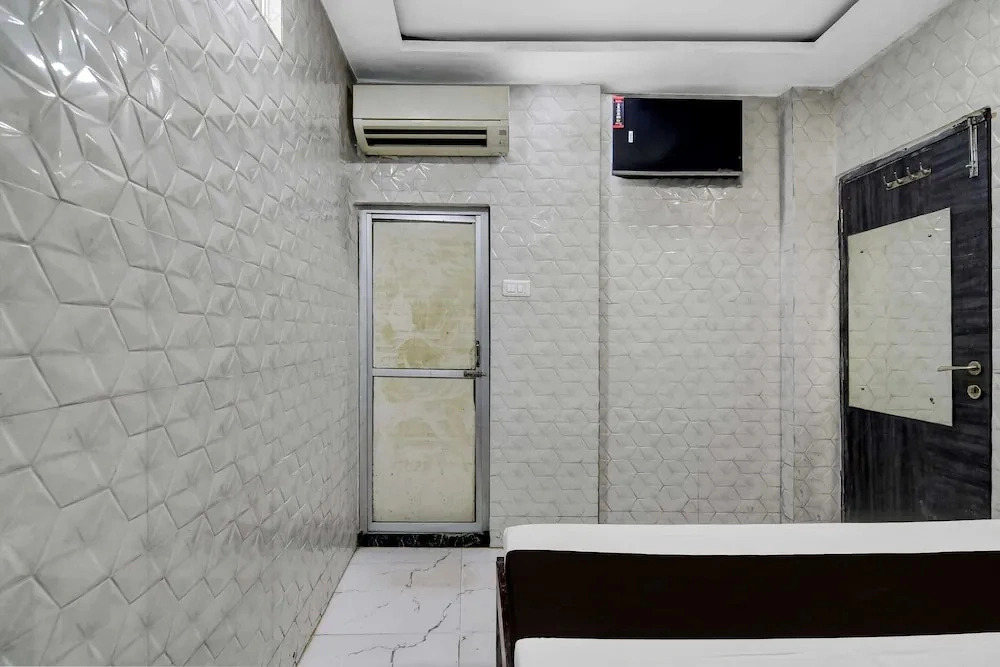Premium Girish Park Metro Station Kolkata