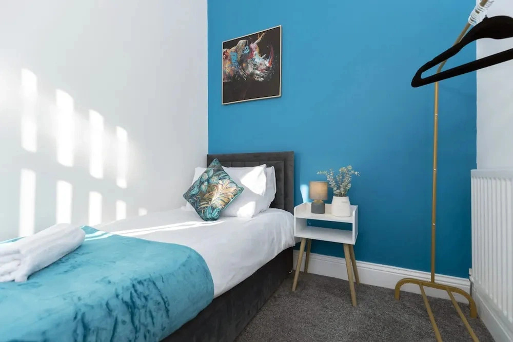 Stylish 3BR Home With Parking by University