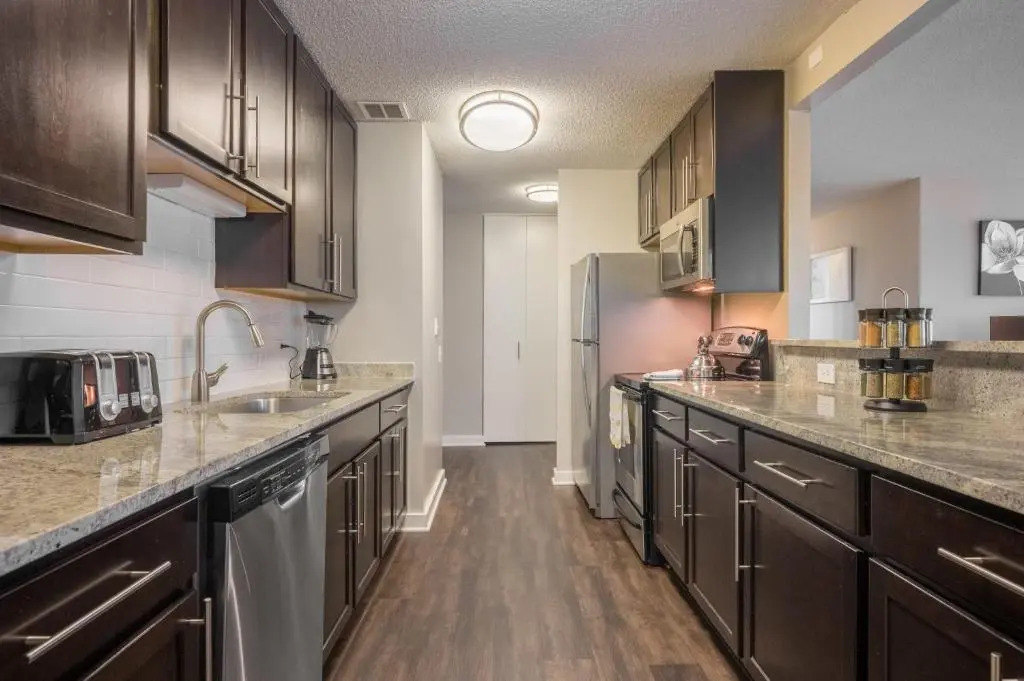 3BR 2BA Captivating Penthouse with Views Pool & Gym